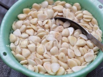 step1: 杏仁洗淨，用水浸3小時。
