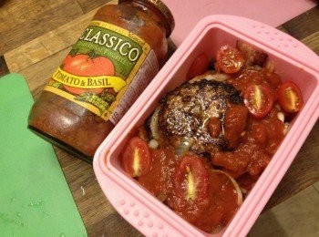 step4: 加上CLASSICO義大利麵醬番茄羅勒口味5匙，高湯適量