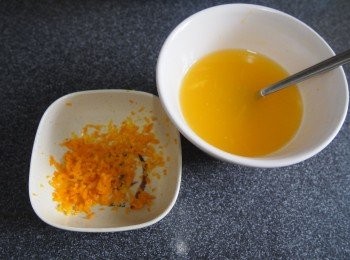 step2: 橙洗淨後刨皮切碎(避免刨到白色部分)，一個半榨汁，半個切片