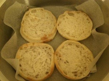 step1: 電鍋放上料理紙。將滿福堡剥成兩半，外皮部分朝下，放在料理紙上。電鍋的按鍵按下，待按鍵跳起來，有著酥脆外皮的滿福堡就完成了（電鍋裡完全不用放水）。