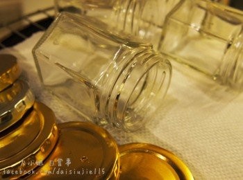 step3: 燒滾一鍋水，把玻璃瓶放入進行消毒，風乾待用。