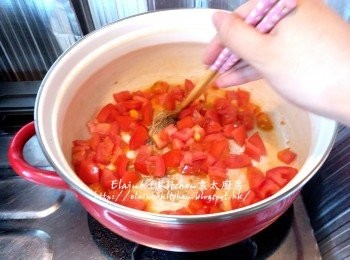step6: 煲內加少許油燒熱 , 放入蕃茄粒炒至出茄油