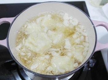 step13: 一一的將<span class="group_1">奶糊</span>下油鍋~用小火即可!! 不時的用筷子小力的翻動避免黏在一起!!