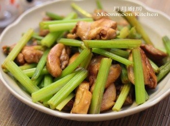 step5: 加入香芹兜炒，至雞肉熟透即成。