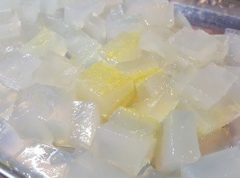 step3: 將檸香米水切成大粒，備用。