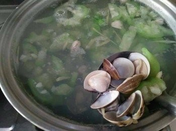 step3: 放入絲瓜【澎湖名產】，滾煮10-15分鐘，看呈透明狀後，接著放蛤蜊，再轉至中小火(大火會讓黃金蜆肉變乾、老)，加入少許塩巴，慢慢加溫待蛤蜊打開後，關火，