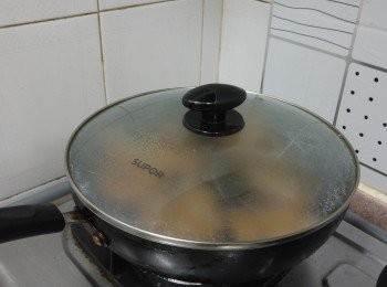 step5: **要選較薄的豬頸肉， 如太厚可再煎的途中蓋上鑊蓋稍焗一會， 之後開蓋煎
