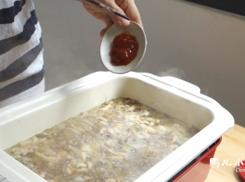 step8: 煮滾後加入一匙番茄醬，再續煮一會，可以試試味道，不夠鹹可以再加點醬油，喜歡甜一點就加點糖