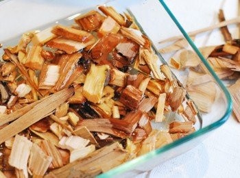 step3: 木屑泡水1小時，瀝乾備用