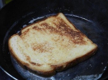 step2: 土司下鍋兩面煎金黃