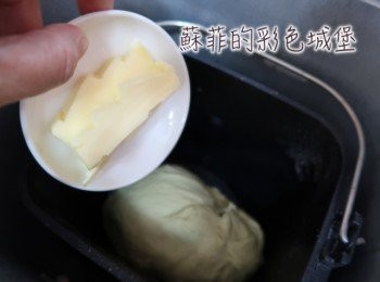 step2: 將軟化的無鹽奶油投入麵包機，再啟動一次烏龍麵麵糰行程(約8分鐘即可），檢查是否有出現薄膜，若沒有薄膜，再搓揉一下。