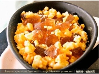 step3: 將雞蛋與馬鈴薯放置於碗內，用湯匙逐一壓碎攪拌後，放入已切成塊狀的黑木耳健康凍。