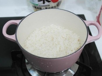 step3: 白米洗淨後和<span class="group_2">海帶高湯</span>放入鍋內~