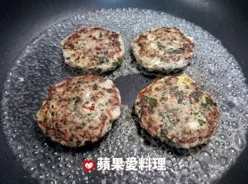 step9: 從鍋邊淋入米酒，蓋鍋蓋，待水氣蒸發後即可盛盤。