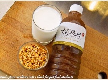 step1: 準備黑木耳養生露、鮮奶與爆米香等料理<span class="group_1">食材</span>。