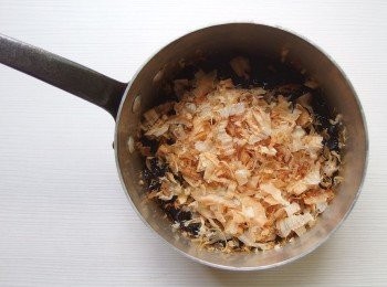 step4: 加入柴魚片。