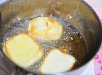 step4: 準備適量的油品加熱後，將饅頭一片片的炸至兩面金黃