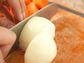 step2: 把甘筍和洋蔥去皮洗淨，切成一口大小備用。