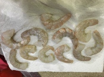 step2: 蝦仁解凍後用廚房紙徹底印乾, 用胡椒粉、少許海鹽及粟粉略醃一會備用