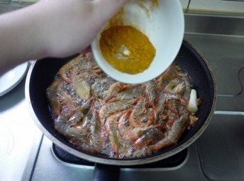 step6: 再將<span class="group_3">香料粉</span>拌入與鮮蝦拌炒均勻(開大火)炒至鮮蝦約7分熟