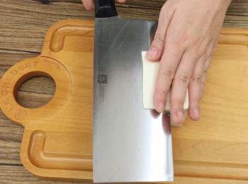 step2: 然後切走薄薄面的硬豆。