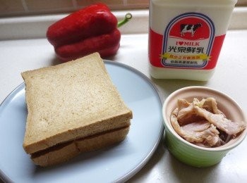 step1: 備料-紅椒、培根、花棷菜切小塊.烤箱預熱170度