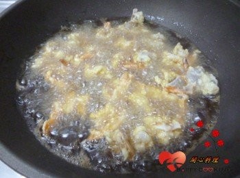 step2: 蝦仁與<span class="group_3">麵糊</span>拌勻,放入中高油溫用大火炸