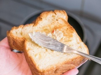 step2: 於方包表面塗上腐乳。