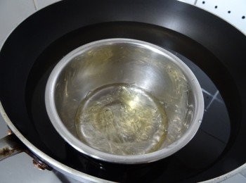 step4: 事先用冷水浸軟魚膠片， 加入水份， 隔熱水座用成魚膠漿