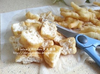 step3: 盛起放入大碗內沖一沖洗乾淨再倒去水份 , 豆卜渣乾水份再切半備用