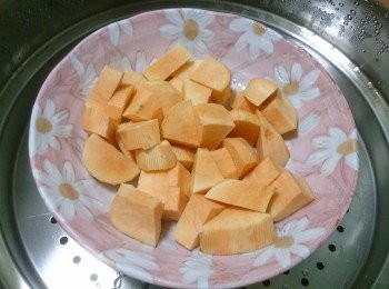 step1: 地瓜蒸熟後壓成泥，跟燕麥片混合