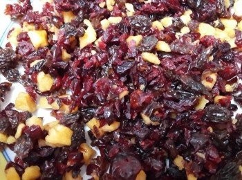 step1: 將準備好的內餡莓果乾切細