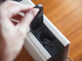 step7: 等花生糖冷卻的時間我們就要來製作咖啡，首先我們先將咖啡膠囊放入Nespresso咖啡機中。這次選擇用來搭配花生糖的是繽紛甘草糖風味咖啡。