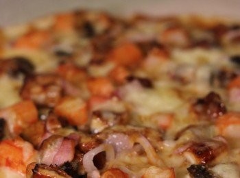 step5: 將披薩入爐中,一次同時焗兩盆,時間請預設15分鐘,當中上下層轉換過,實際時間需要目測效果。