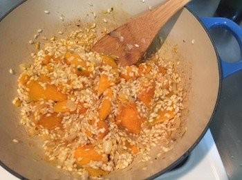 step5: 接著加入南瓜塊翻炒（中火），分次加加入高湯慢慢攪拌，高湯吸收後就再補一些，視味道加入鹽胡椒調味