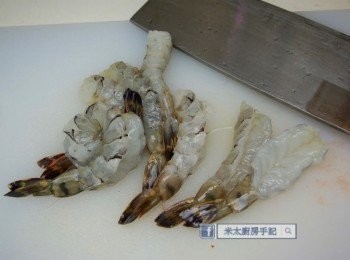 step1: 虎蝦去頭去殼(留尾段)，去腸；用少許鹽抹勻蝦身，之後用水沖淨，用廚房紙印乾水分。用刀在蝦背開一刀(切雙飛)，不要把蝦切斷！