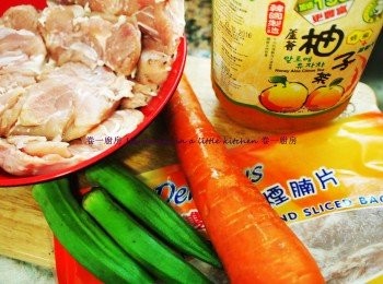 step1: 雞肶肉冲水吸乾水份之後, (如原隻雞肶用剪刀沿鷄脾骨剪開); 用紹興酒 1茶匙;黑胡椒, 鹽,糖 (適量) 醃1小時或以上