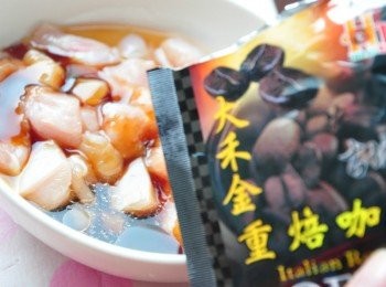 step1: 將雞丁以<span class="group_2">醃料</span>和咖啡粉均勻調味抓捏