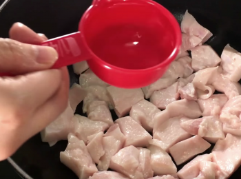 step4: 加少許水開細火。