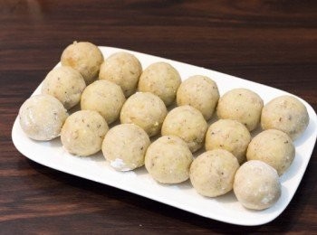 step7: 薯蓉會黏合所有材料。碟上灑一層薄薄既粟粉，雙手都拍上少許粟粉，將材料搓成圓球狀，如普通牛丸大小（我共做了 18 粒），每粒薯波都撲上一層薄薄的粟粉備用