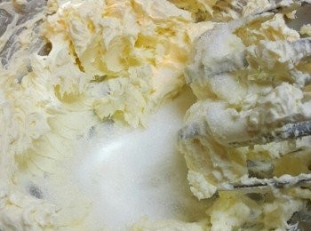 step2: 餅模底鋪上烘焙紙,,將消化餅壓碎,,加入牛油溶液拌勻後,,放在餅模壓實,,再放入雪櫃備用