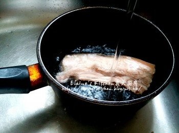 step2: 豬腩肉洗淨放入煲內 , 加水蓋過面用中火煮滾後用水沖一沖洗