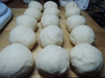 step3: 取出後，將空氣擠出，秤好重量後，平均分為15個麵糰，我的麵糰一個約58克，揉成團狀後靜置10分