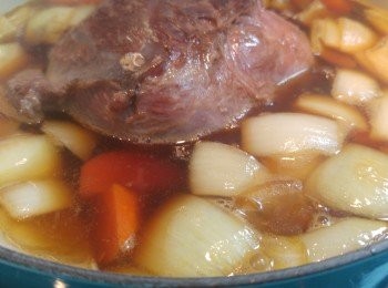 step4: 晚上翻滾牛臉頰煲,之後取出牛臉頰,見稍涼後切片。