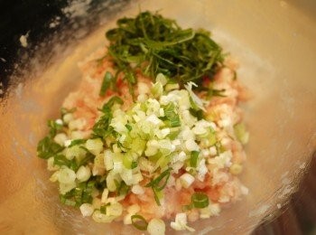 step4: 加入麻油、青蔥末、紫蘇葉(細絲)攪拌均勻