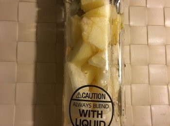 step2: 加入水和蜜糖放入攪拌機內攪30
秒便完成