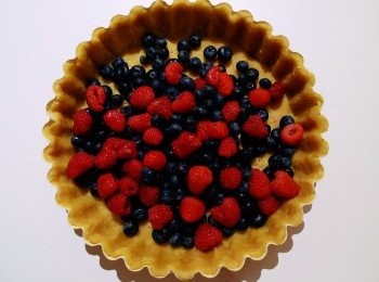 step3: 最後組合： 烤箱預熱180度C(350度F)，將塔盤上油。將工作台灑上些許麵粉，將麵糰從冰箱拿出，用桿麵棍桿成約如圖厚度(3mm)。將麵皮鋪上塔盤，並將多餘的麵皮切掉。