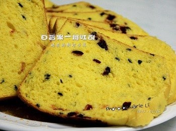 step4: 經過將近兩個小時的時間
終於，麵包機傳來了嗶嗶聲響

這種方式做出來的吐司頭雖然不見得會高出容器
不過就一個《取出麵糰分割、捲起、放回》的動作
吐司居然就可以變得質地柔軟好吃

這款《蜂蜜百香果吐司》
濃濃的果香味，加上蔓越莓乾的微酸
真是絕妙的一種搭配
也許，不是每個人都能接受百香果吐司的風味
不過它獨特的口感與香氣
還是讓這款吐司大大加分了不少呢~