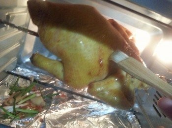 step6: 當燒完50分鐘後,打開焗爐門掃上蜜糖(不用熄機,當雞轉動時可均勻地掃蜜糖)再燒多10-15分鐘即可