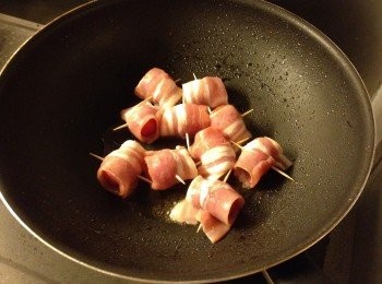 step7: 不用落油，中火煎至煙肉卷金黃即可